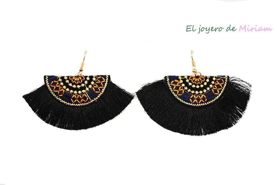 Pendientes flecos negros