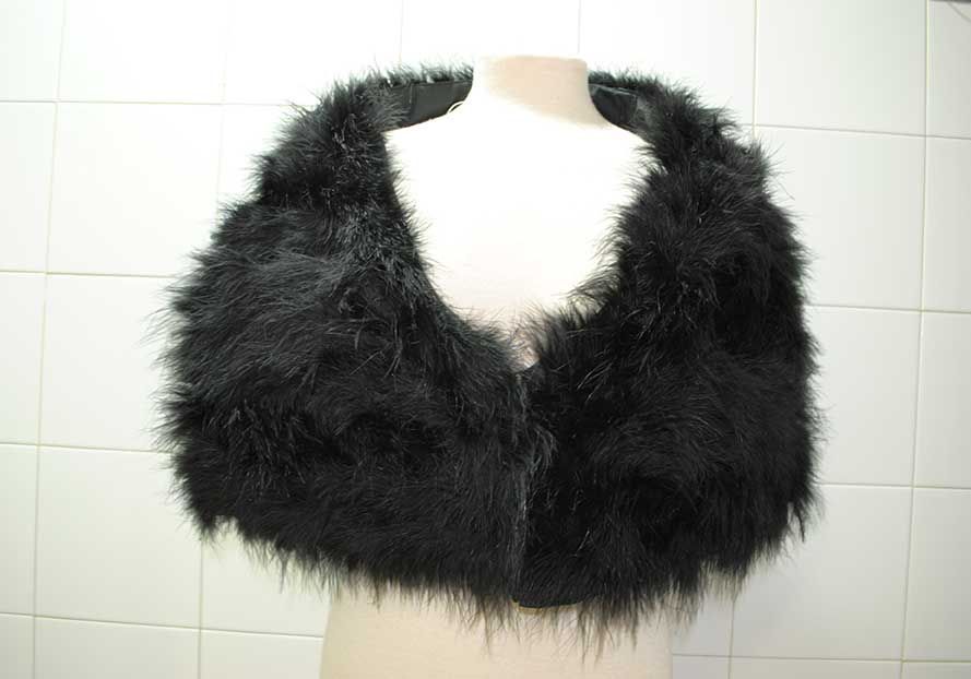 Estola negra de fiesta