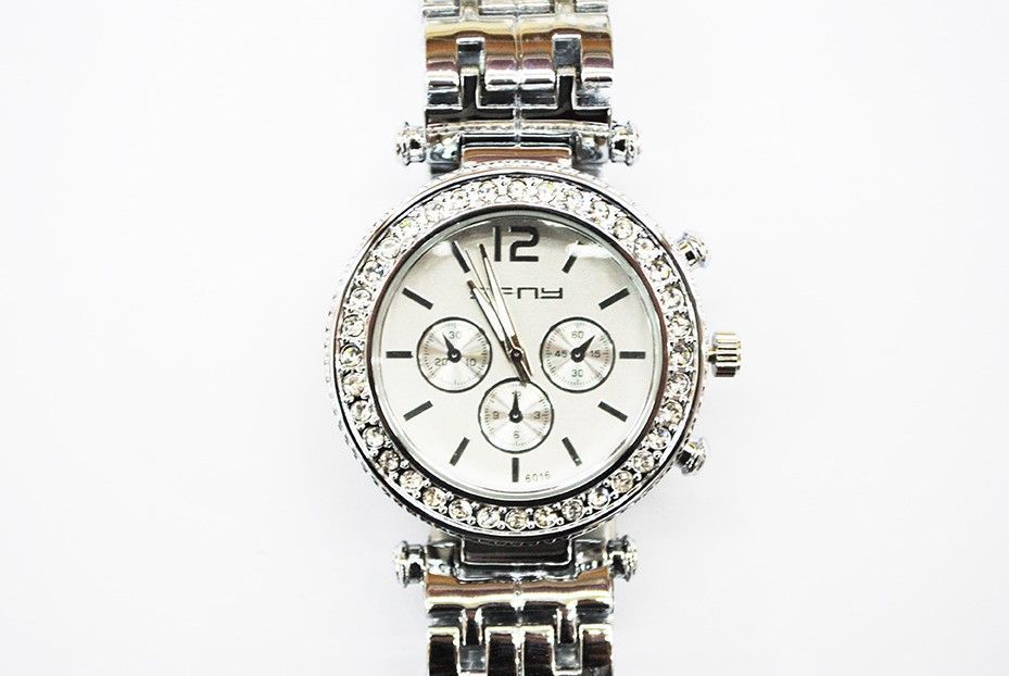 Reloj plateado brillantes