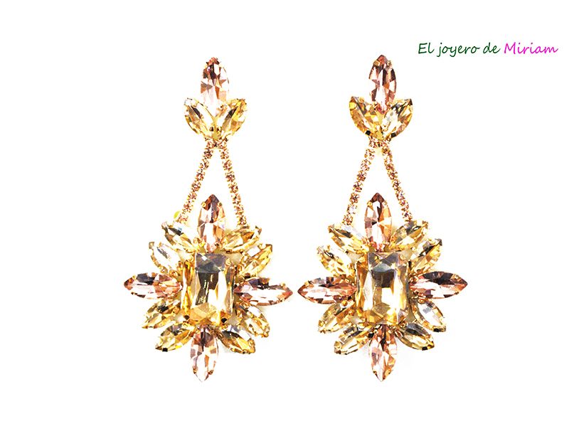 Pendientes dorados y rosas