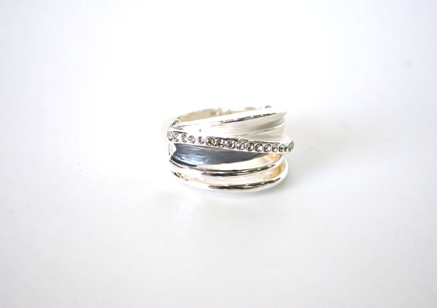 Anillo plateado elástico