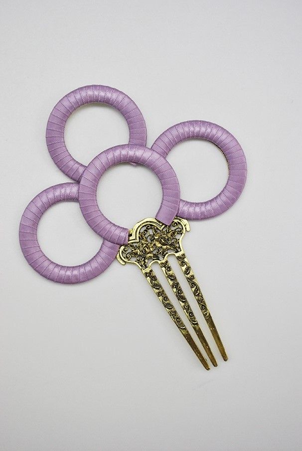 Peineta malva de flamenca