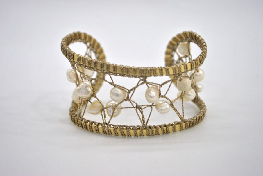 Brazalete dorado con perlas - Imagen 2