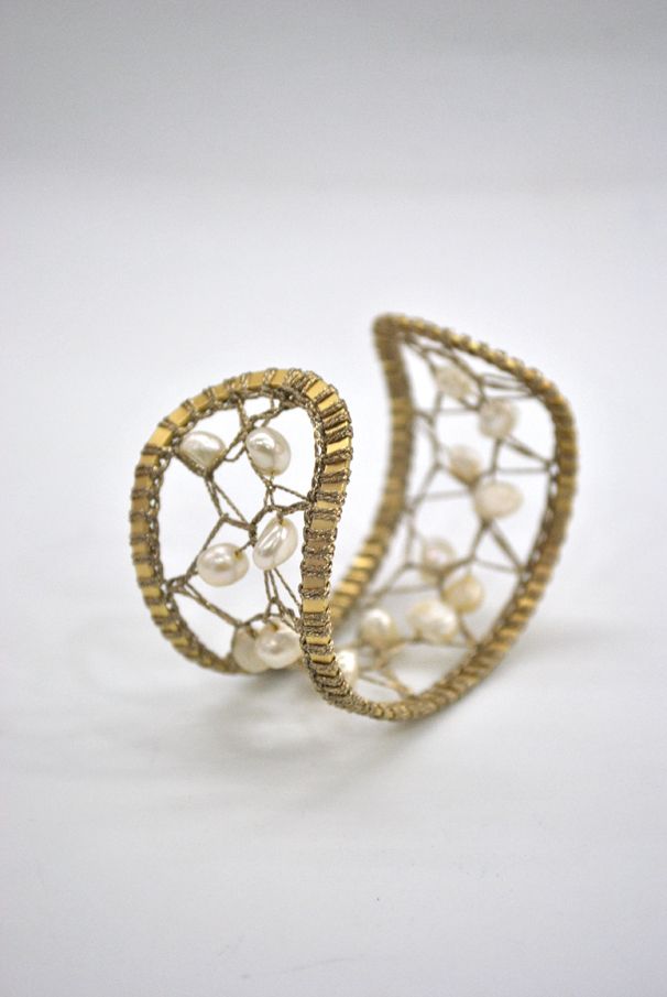 Brazalete dorado con perlas - Imagen 3