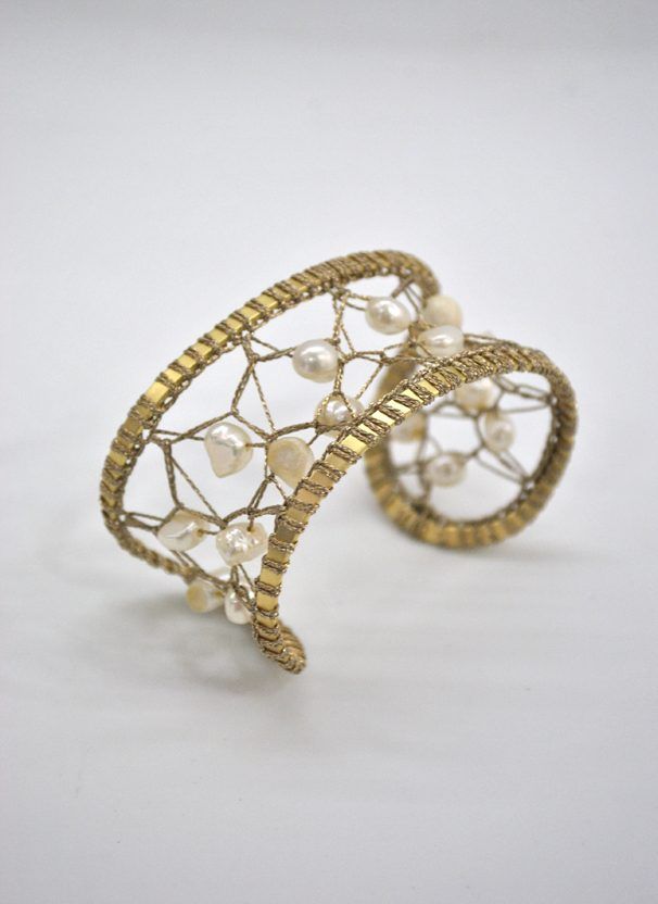 Brazalete dorado con perlas