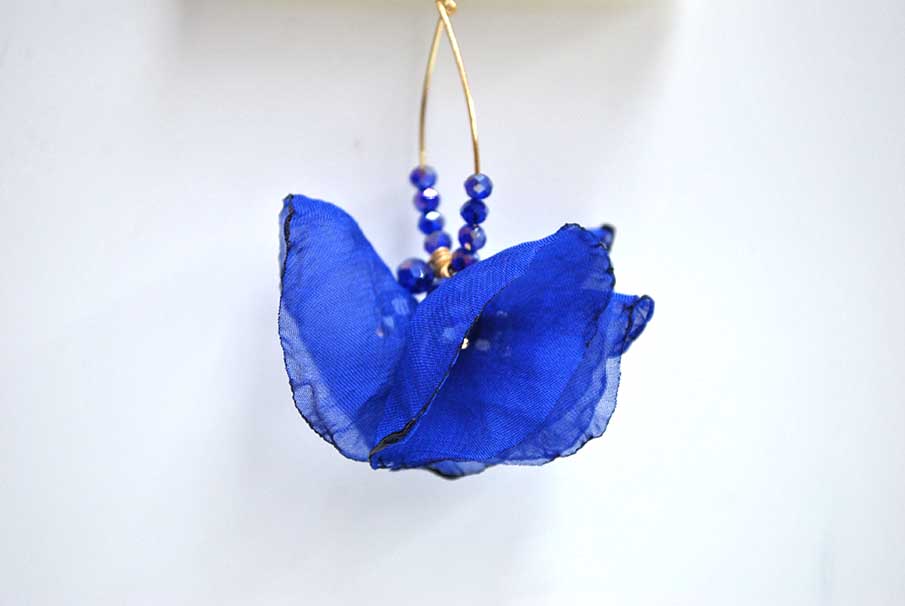 Pendientes pétalos azul klein - Imagen 2