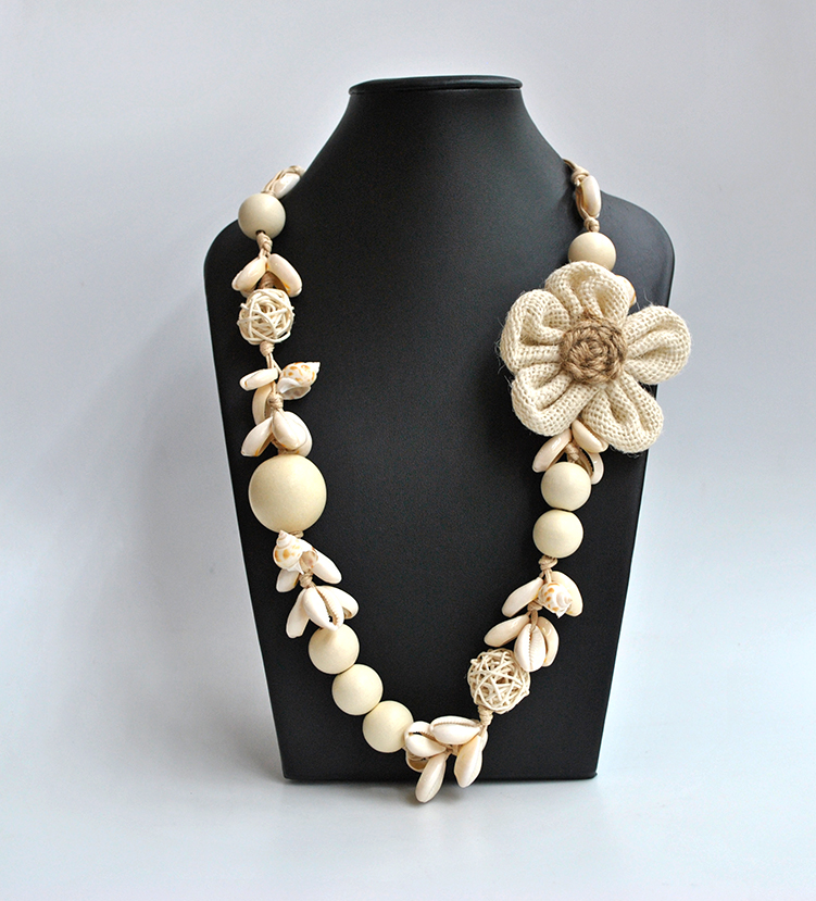 Collar de conchas y madera