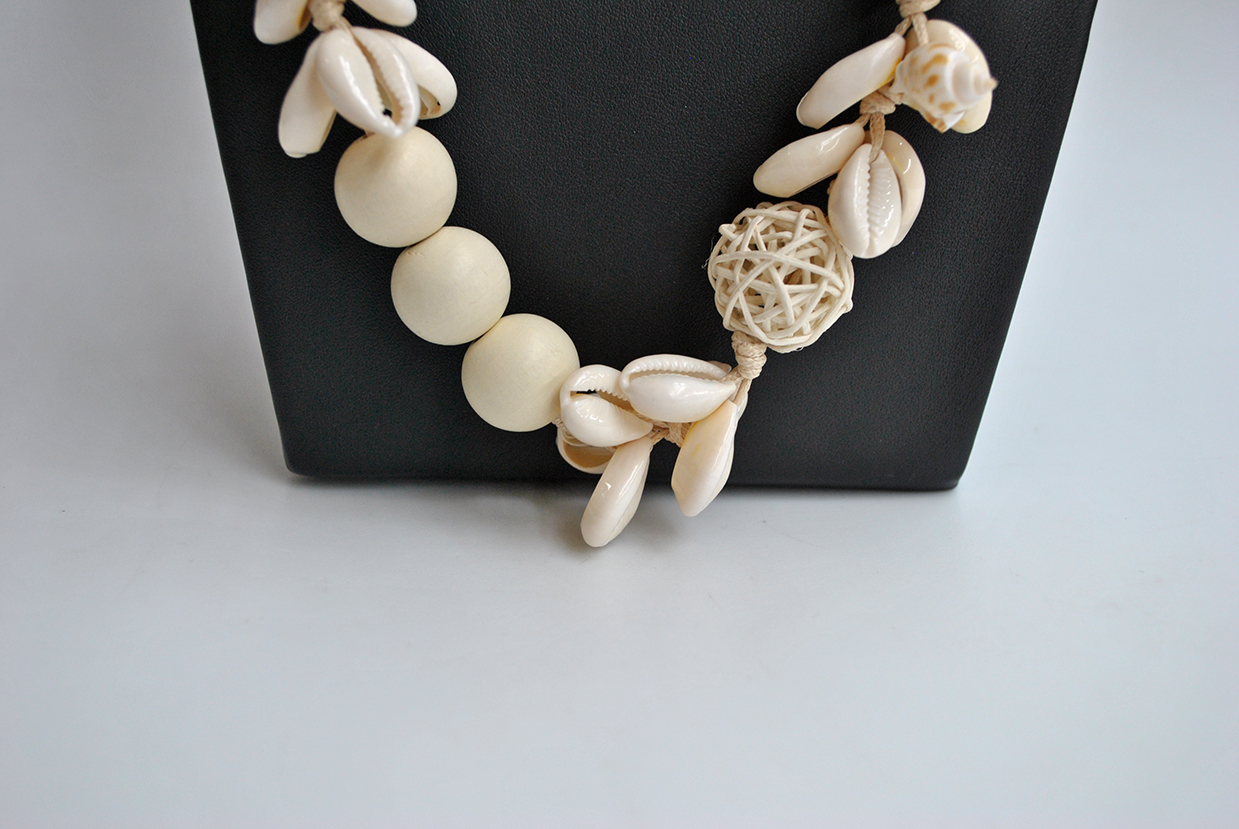 Collar de conchas y madera - Imagen 5