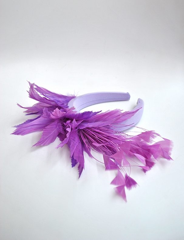 Diadema lila plumas
