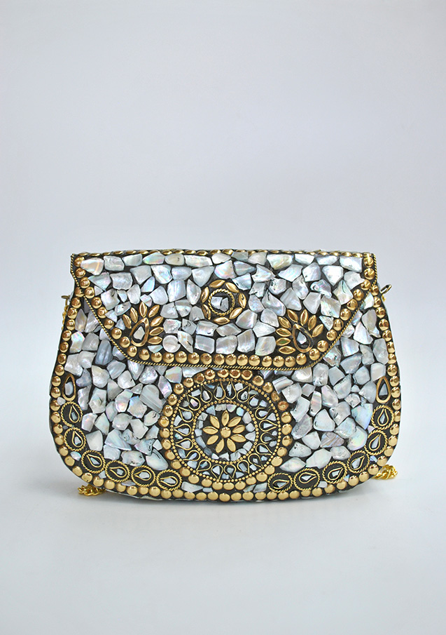 Clutch ovalado latón y nácar