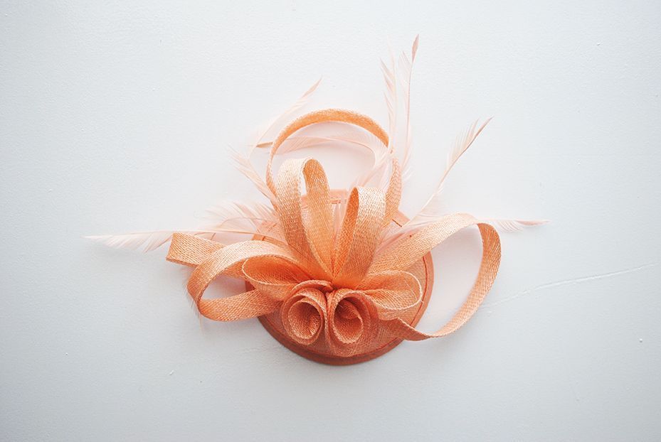 Tocado de fiesta salmón