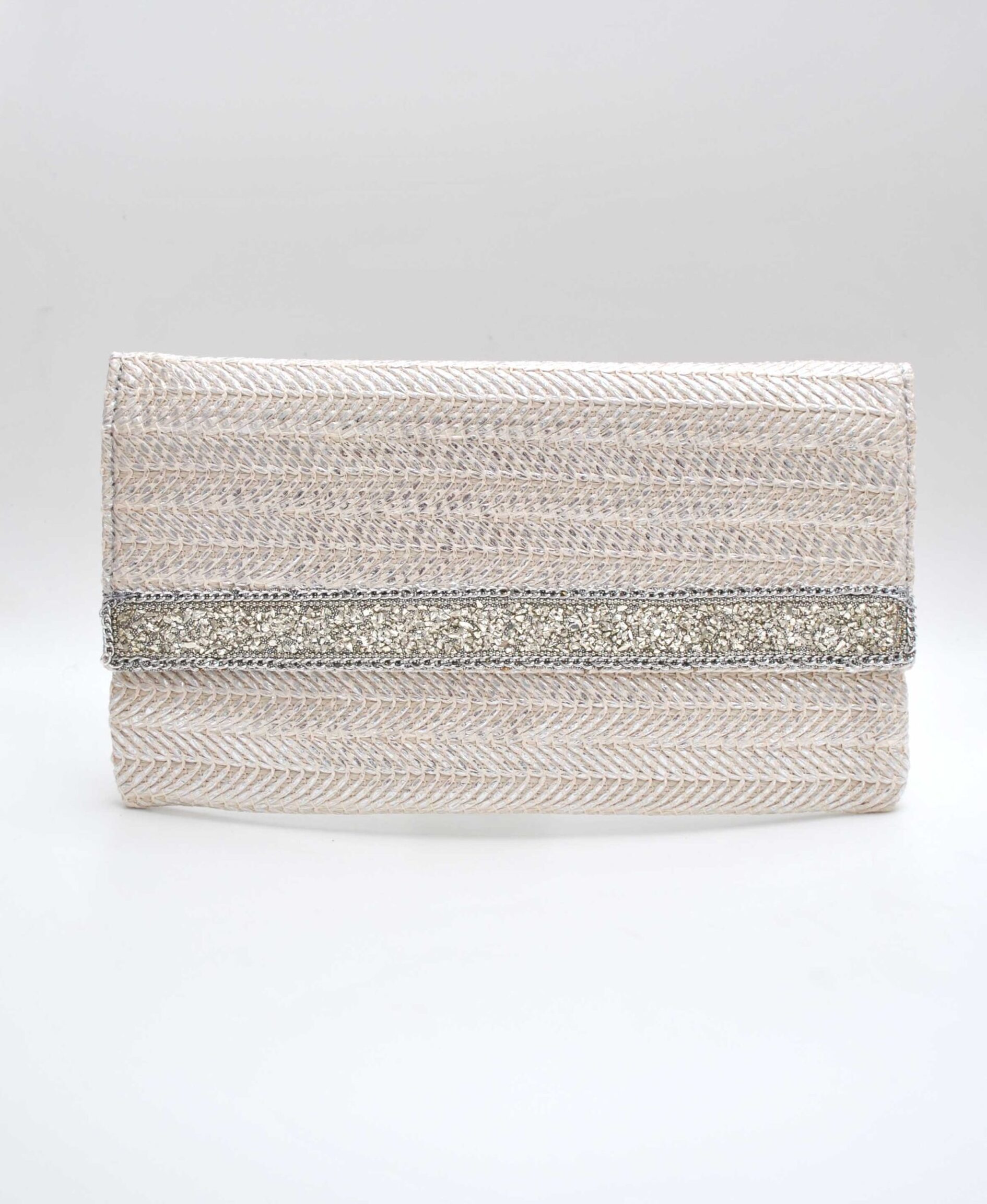 Cartera beige y brillos plata