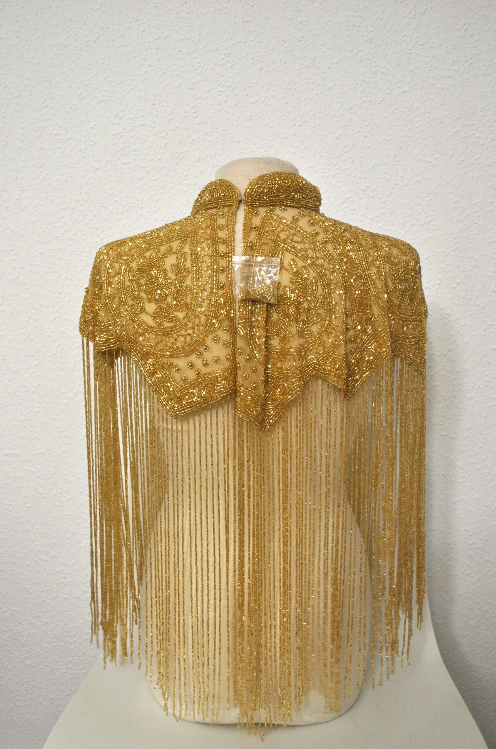 Capa de fiesta joya dorada - Imagen 6
