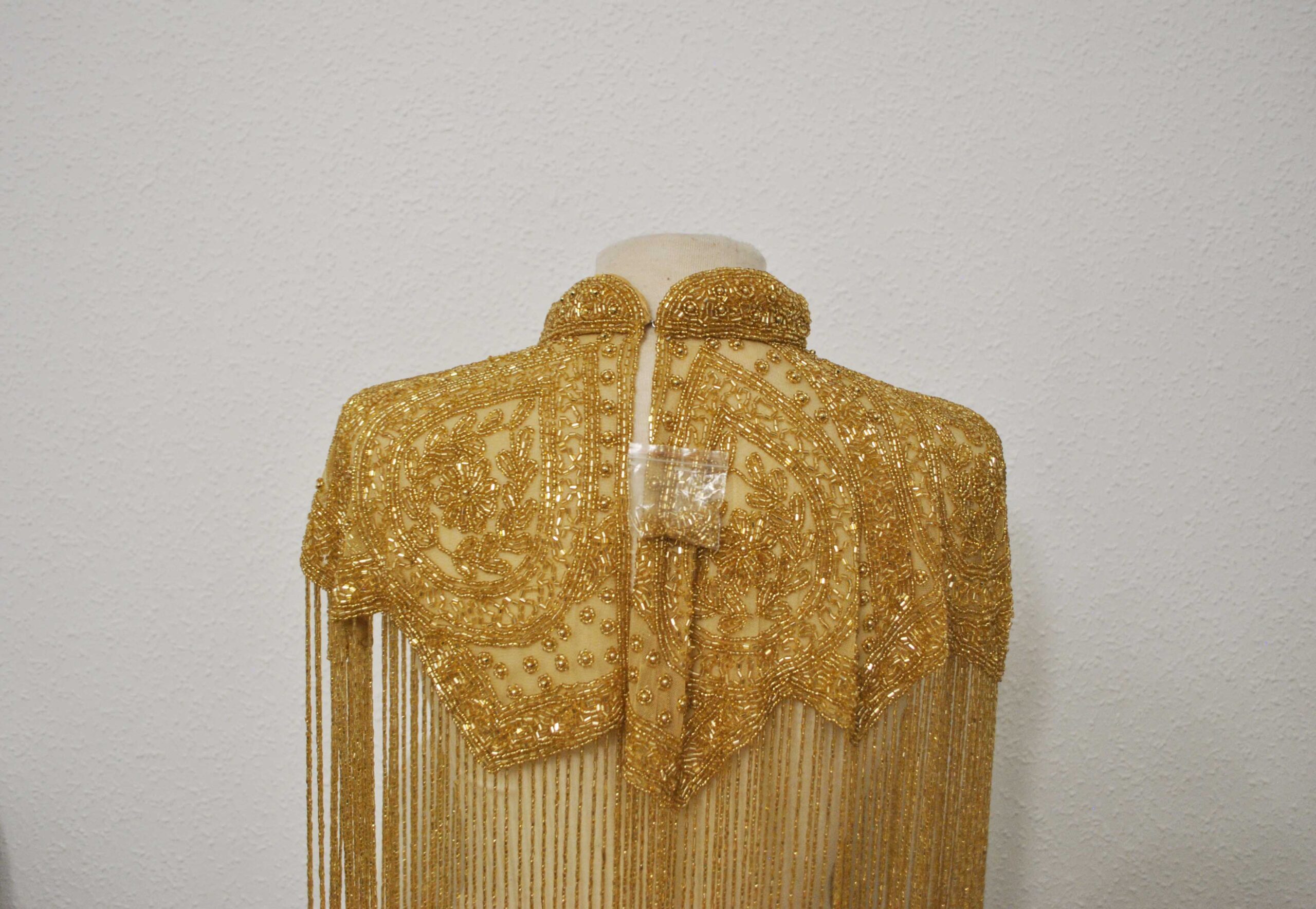 Capa de fiesta joya dorada - Imagen 7