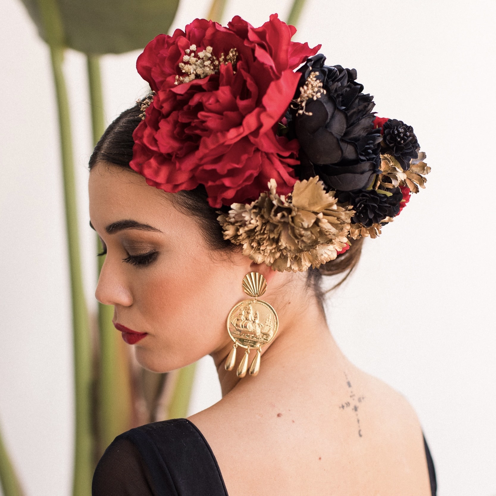 RAMILLETE DE FLORES DE FLAMENCA NEGRO Y ROJO