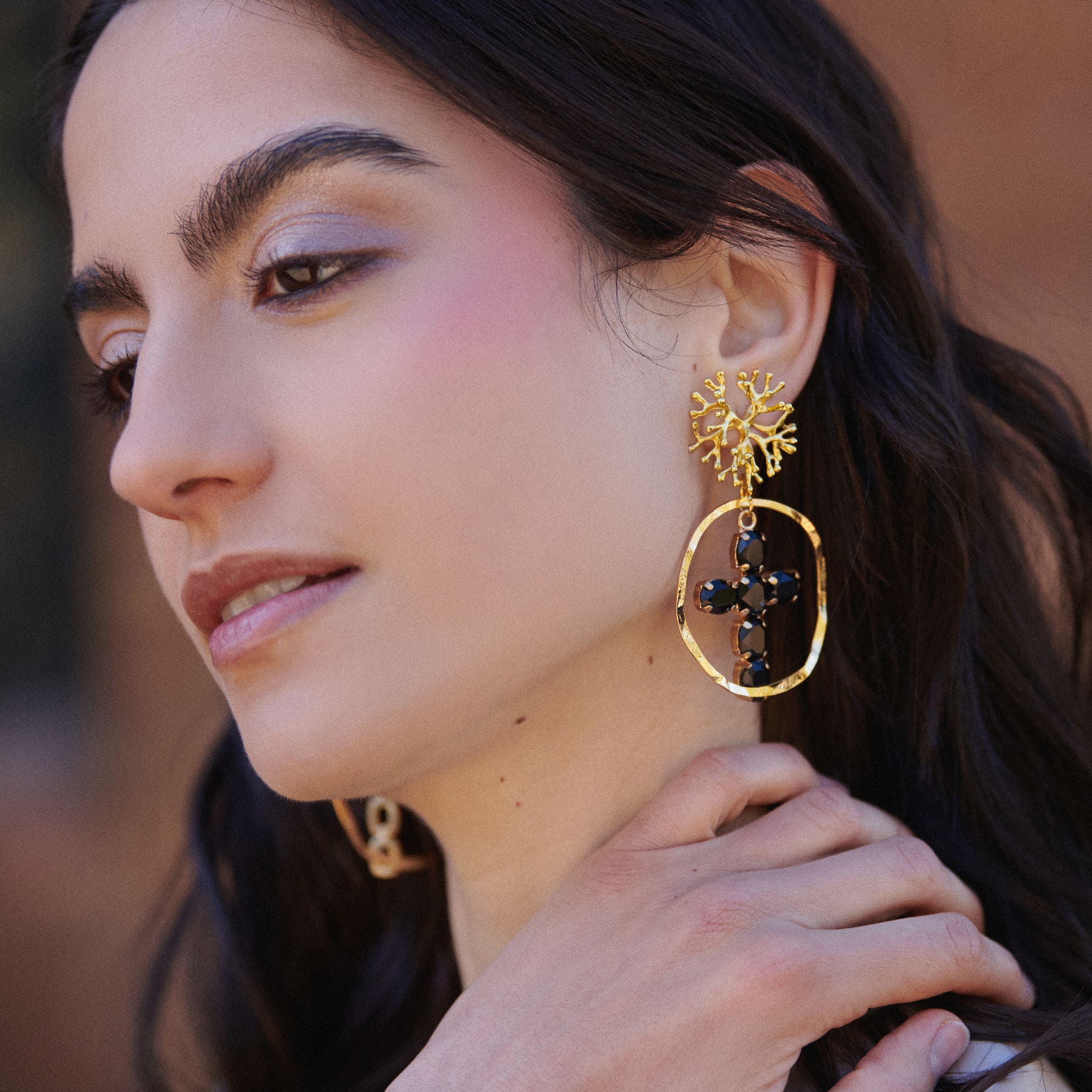 COLGANTE CRUZ CRISTAL K9 MOKA 40X28 MM - Imagen 5